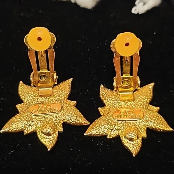 Vintage Poinsettia Earrings - Picture 7 of 9